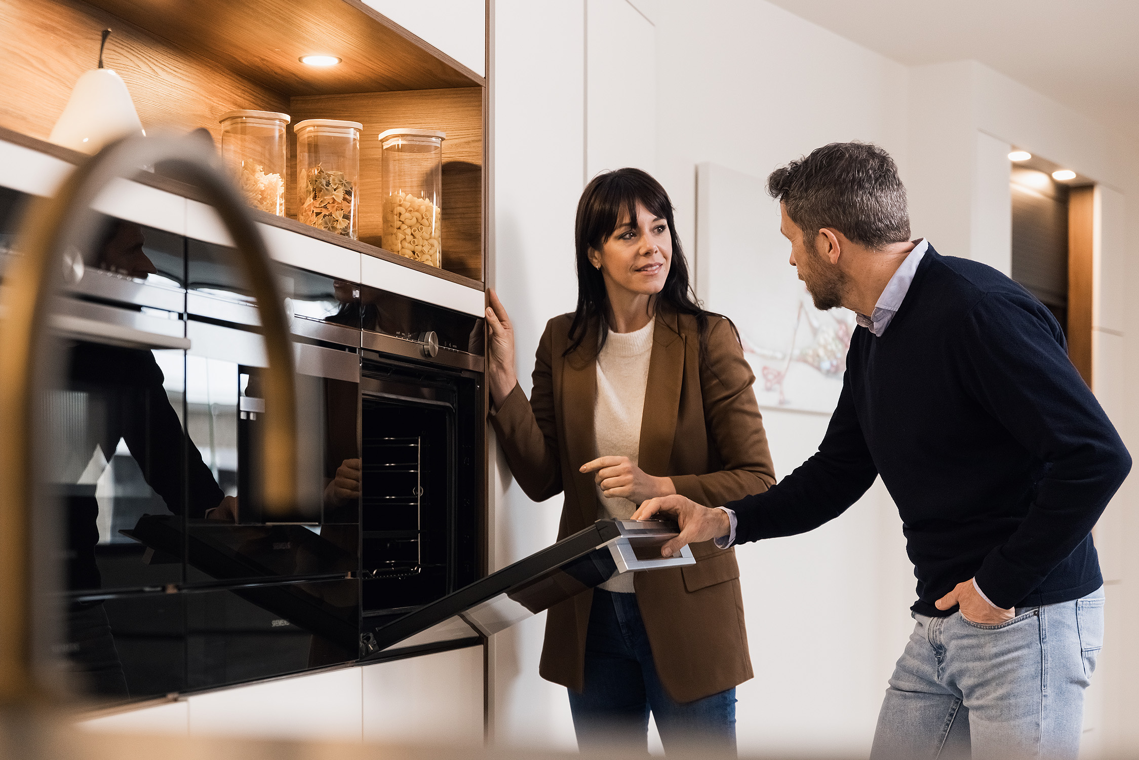Een koppel ontdekt de mogelijkheden voor hun renovatiekeuken.