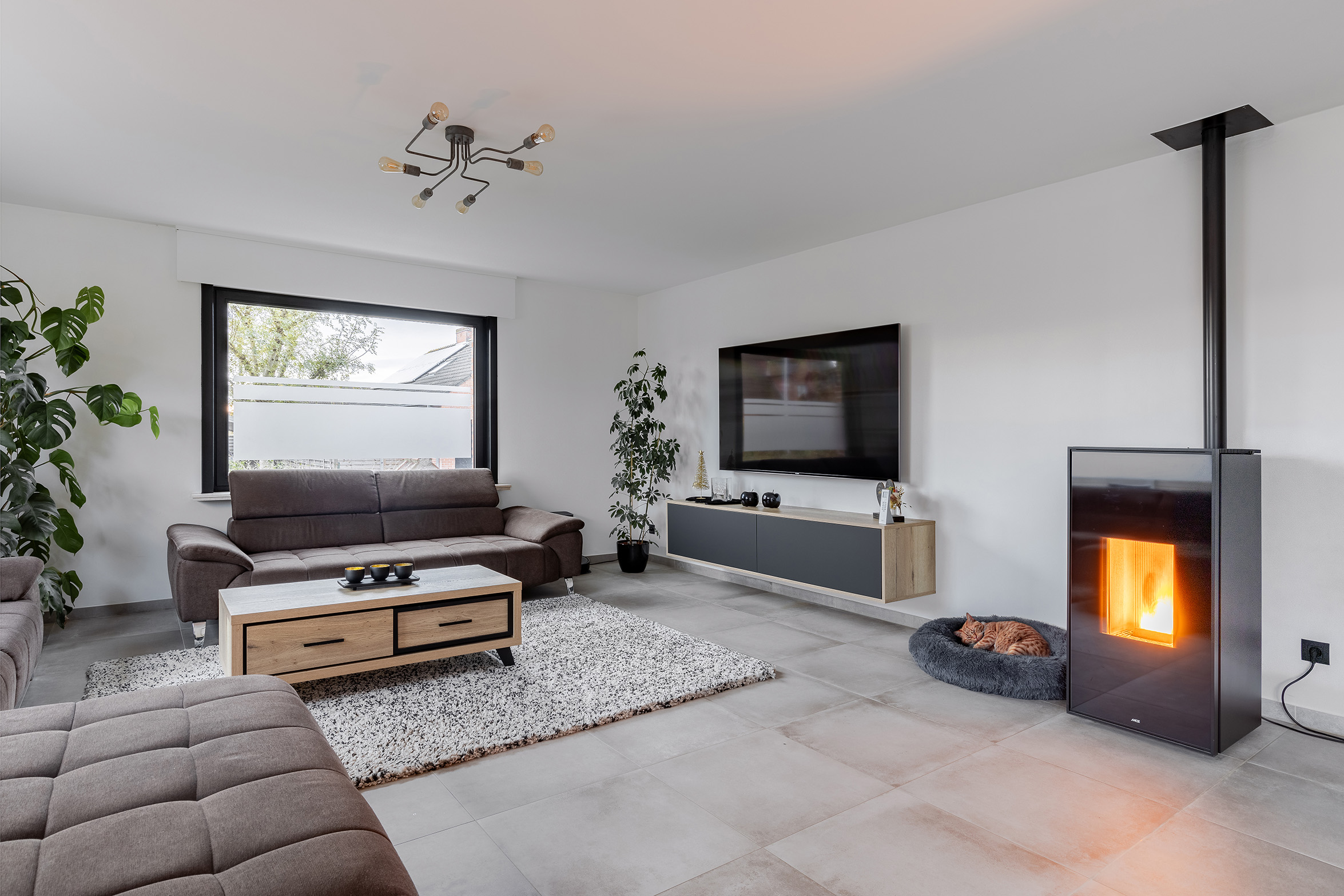 Een strakke leefruimte met Gyproc-plafonds.