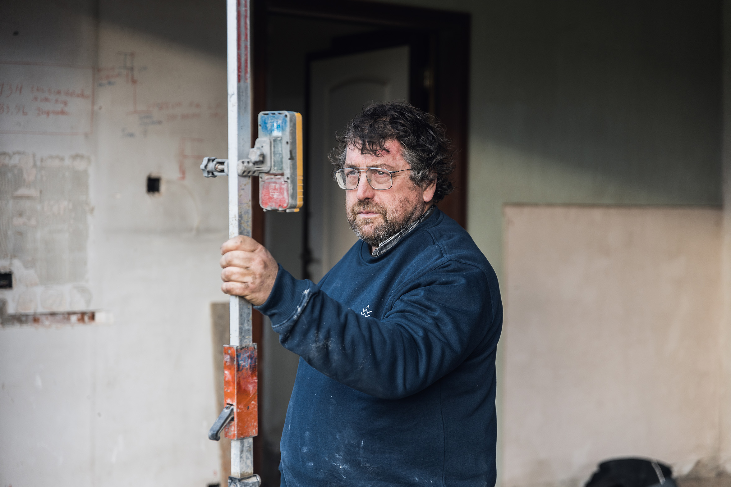 Een werkman aan de slag op een werf van een totaalrenovatie.